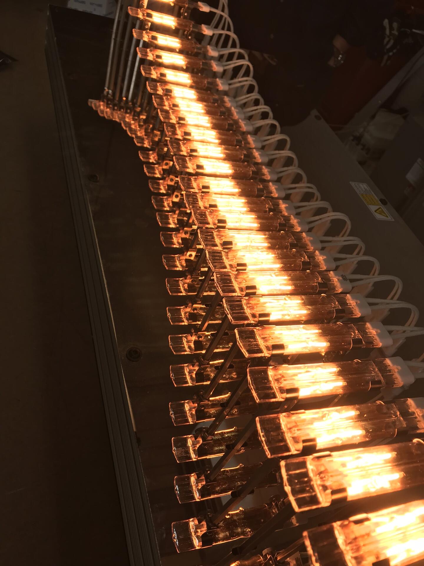 Connected series of twin-tube infrared lamps for an industrial heating system